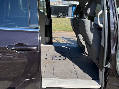 Used 2017 Chrysler Pacifica LX image 9