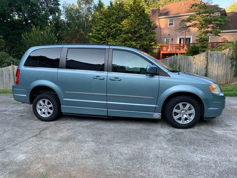 Used 2010 Chrysler Town & Country Touring image 10