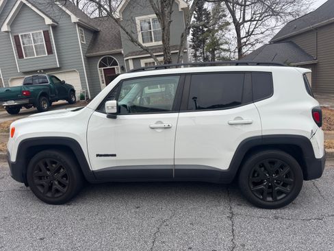 Used 2017 Jeep Renegade Altitude image 5