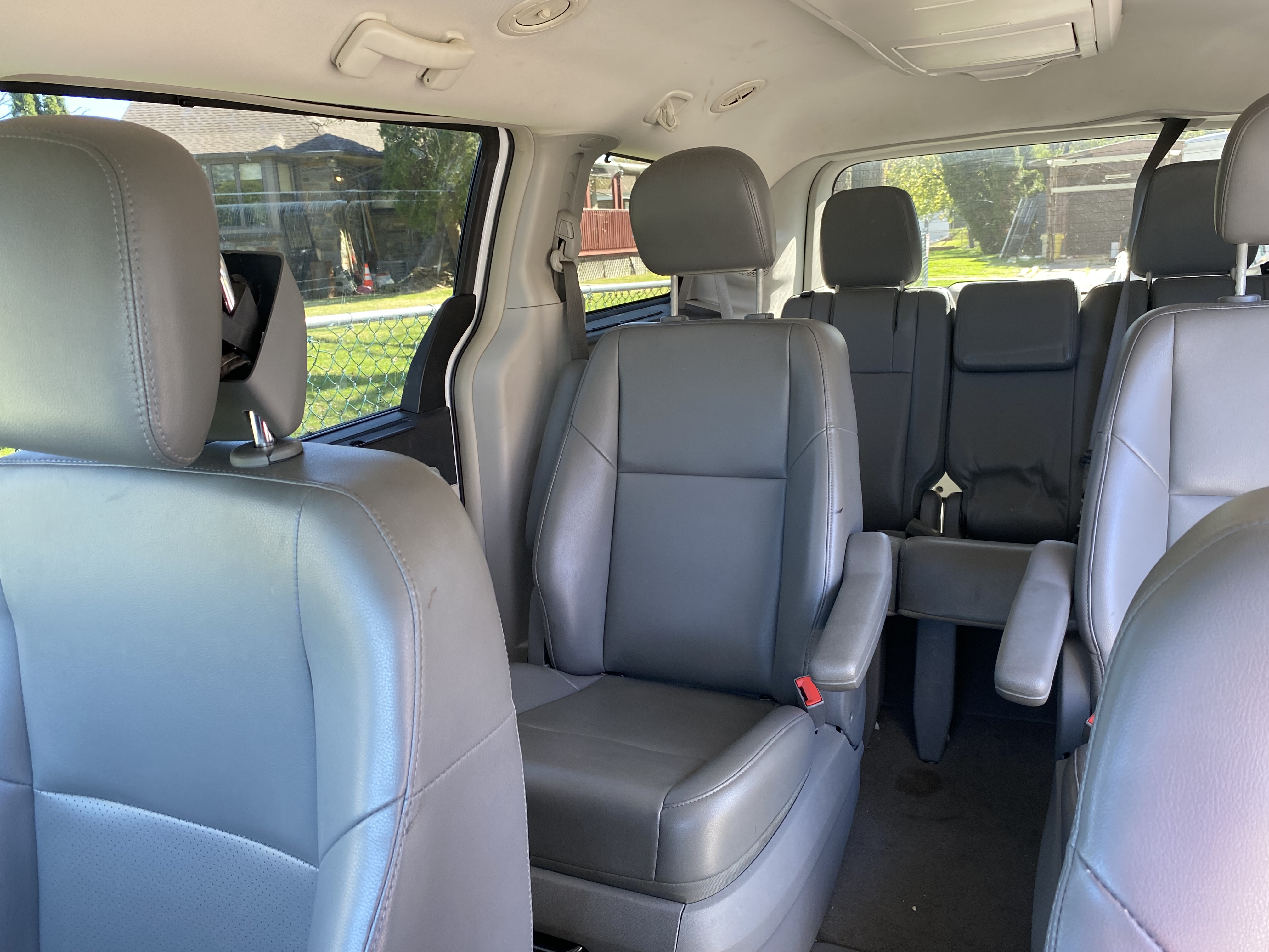 Used 2013 Volkswagen Routan SE FWD image 9