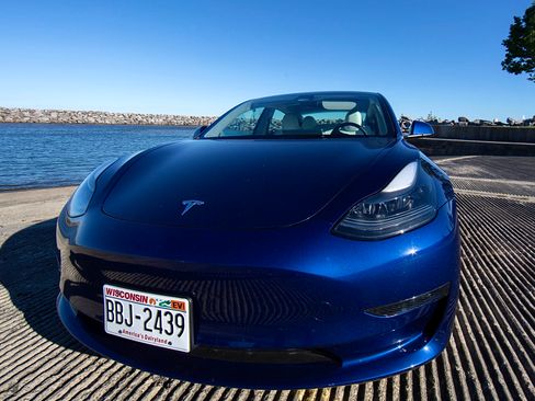 Used 2023 Tesla Model 3 Standard Range image 2