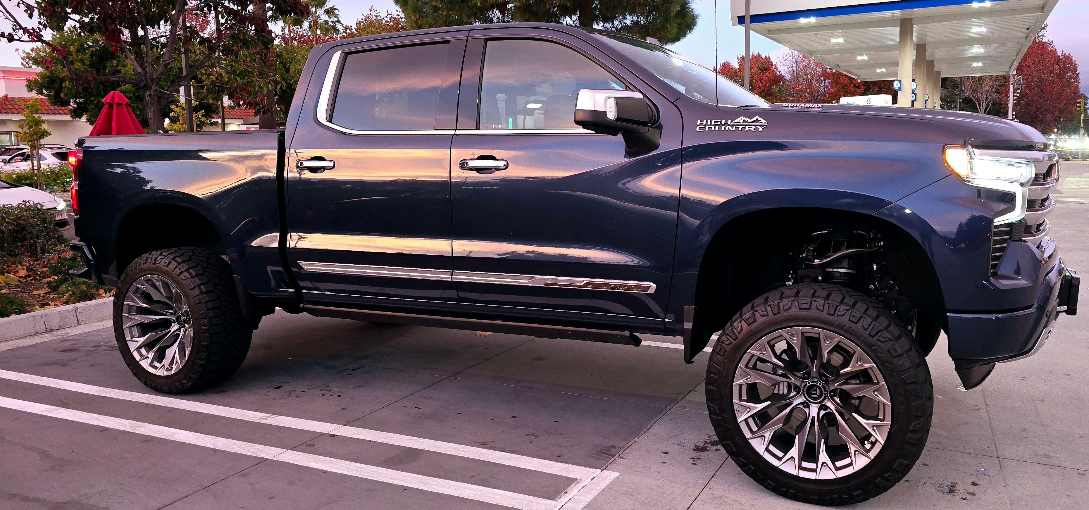 Used 2022 Chevrolet Silverado 1500 High Country w/ Technology Package AWD/4WD image 5