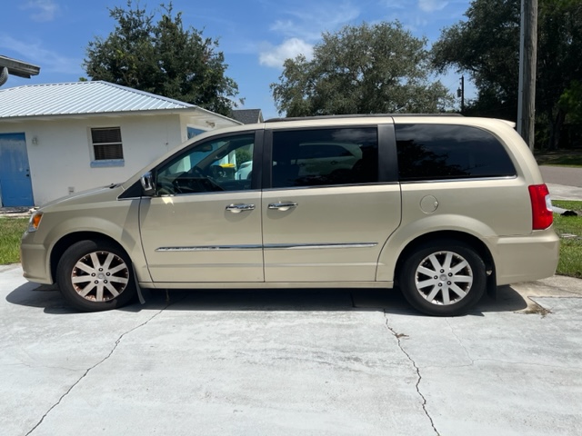 Used 2011 Chrysler Town & Country Touring-L w/ Trailer Tow Group FWD image 4