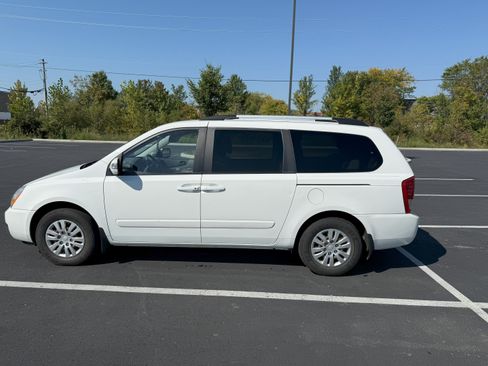 Used 2014 Kia Sedona LX image 9