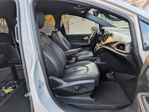 Used 2019 Chrysler Pacifica Touring-L w/ Advanced Safetytec Group FWD image 13