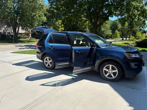 Used 2016 Ford Explorer XLT w/ Equipment Group 202A AWD/4WD image 23