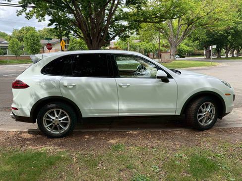Used 2016 Porsche Cayenne AWD/4WD image 2