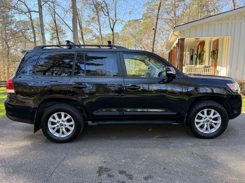 Used 2018 Toyota Land Cruiser w/ Carpet Mat Package image 11
