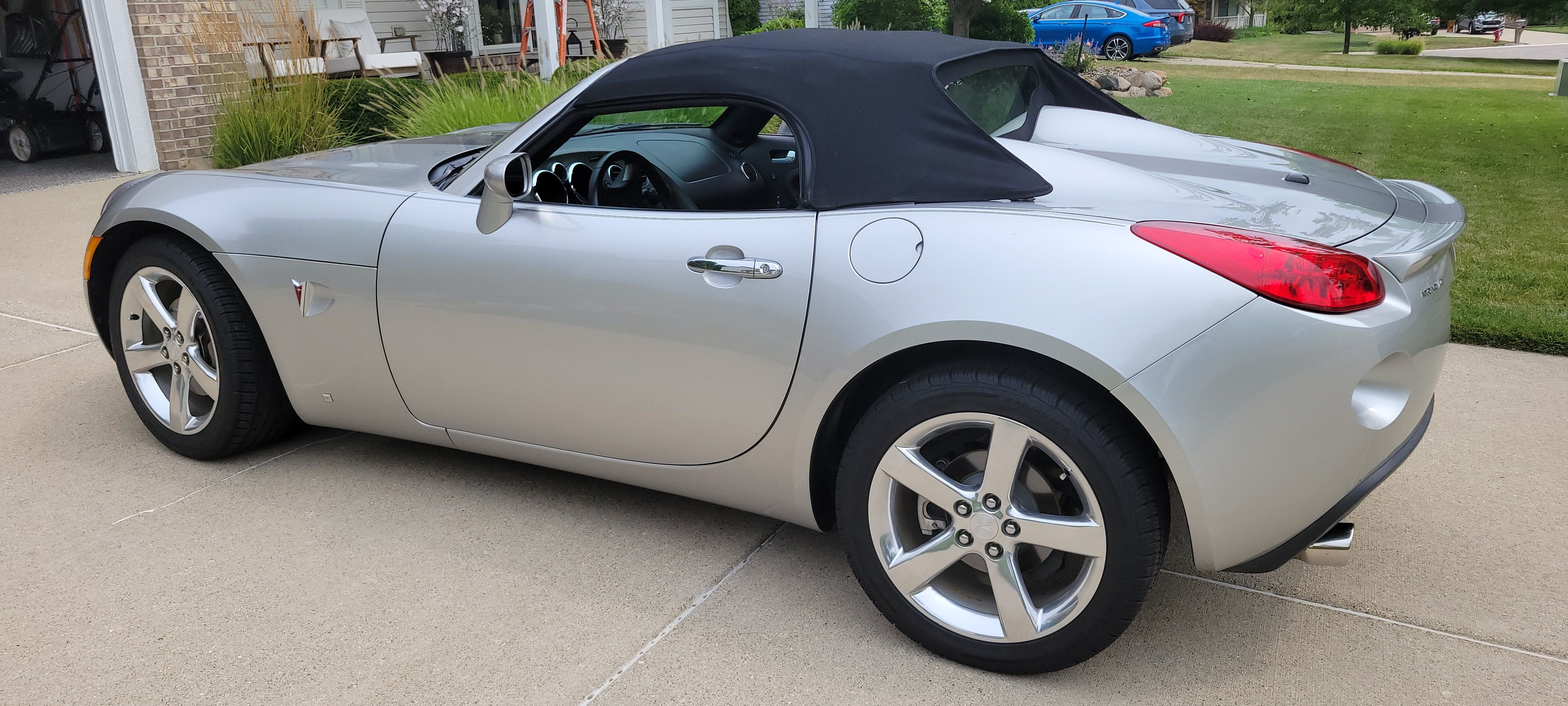 Used 2007 Pontiac Solstice GXP w/ Premium Package RWD image 2