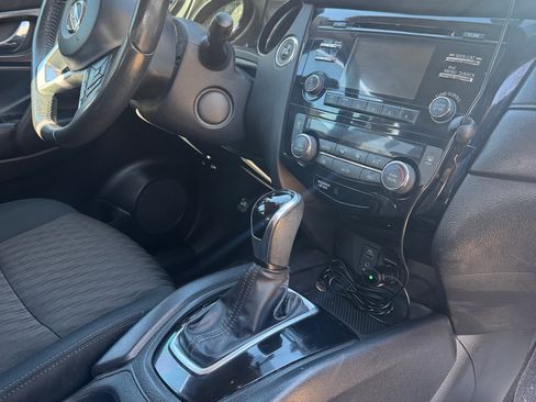 Used 2017 Nissan Rogue SV image 8