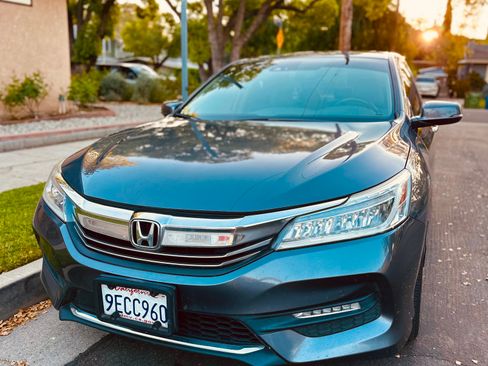Used 2017 Honda Accord Touring image 1