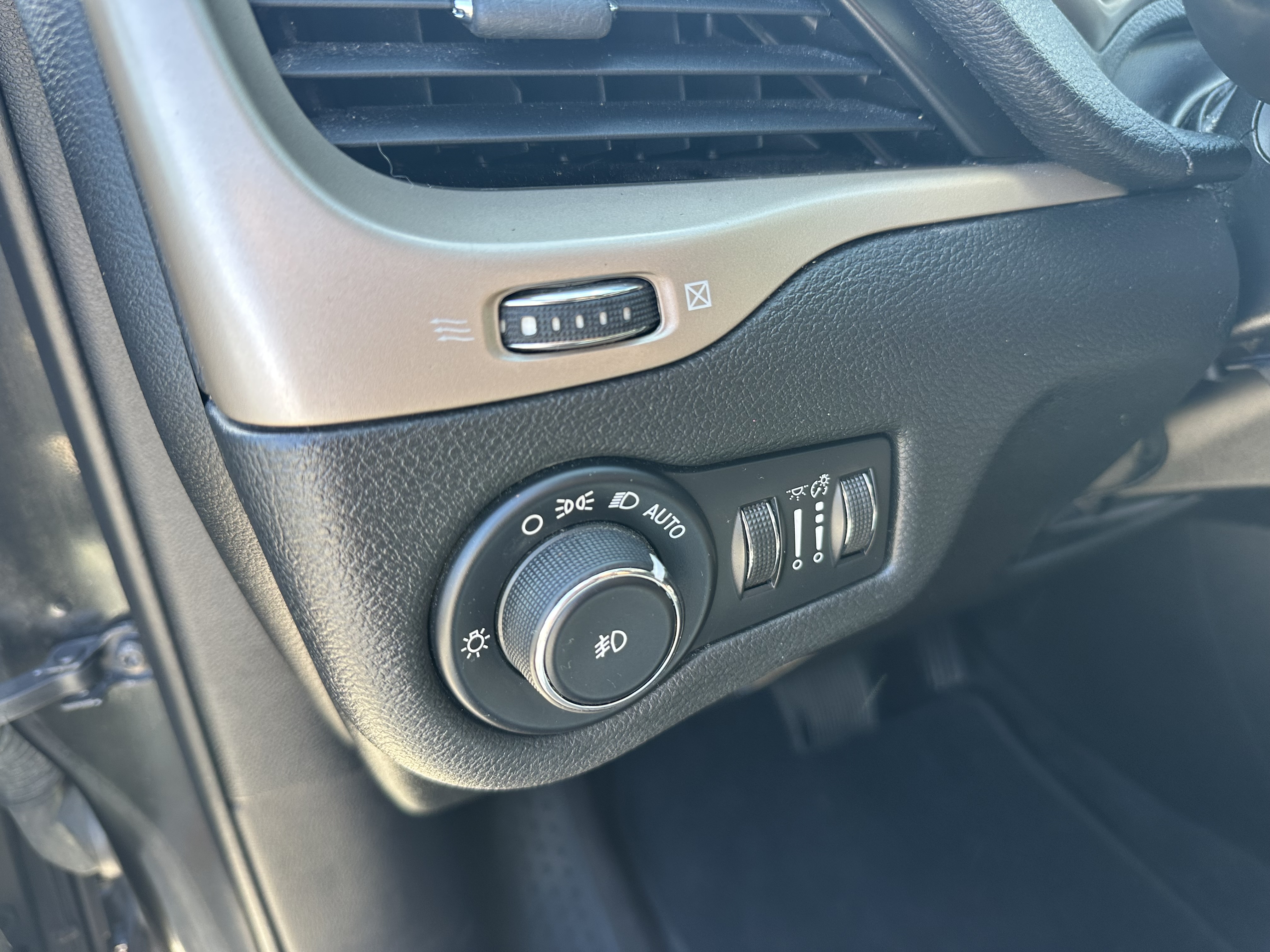 Used 2016 Jeep Cherokee Latitude FWD image 14