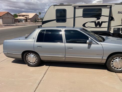 Used 1997 Cadillac De Ville Sedan FWD image 1