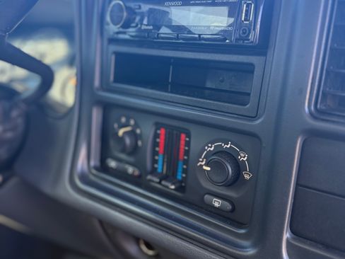 Used 2004 GMC Sierra 2500 SLE w/ Heavy-Duty Power Package image 8