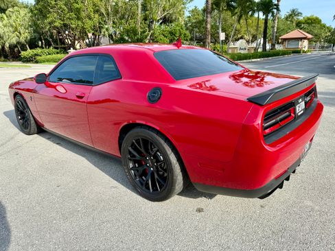 Used 2015 Dodge Challenger SRT Hellcat RWD image 4