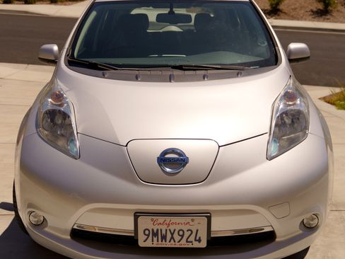 Used 2016 Nissan Leaf SV FWD image 2