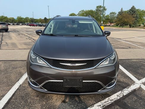 Used 2017 Chrysler Pacifica Touring-L Plus w/ Tire & Wheel Group FWD image 10