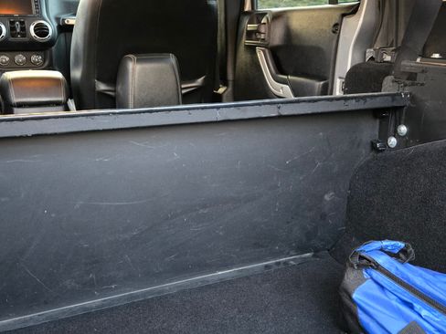 Used 2015 Jeep Wrangler Unlimited Rubicon image 16