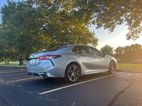 Used 2018 Toyota Camry SE image 1