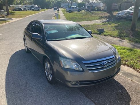 Used 2005 Toyota Avalon XLS image 2