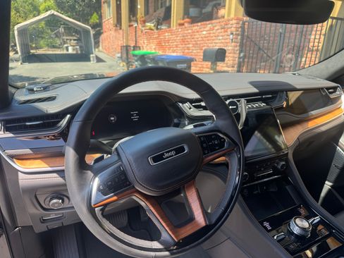 Used 2023 Jeep Grand Cherokee Summit image 8