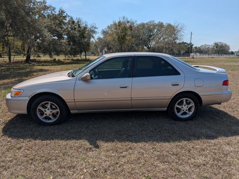 Used 2001 Toyota Camry LE image 1