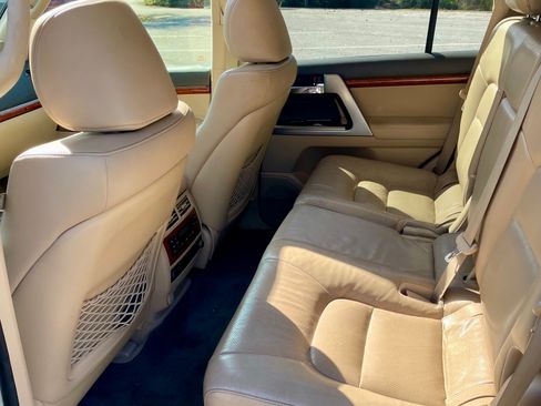 Used 2013 Toyota Land Cruiser image 14