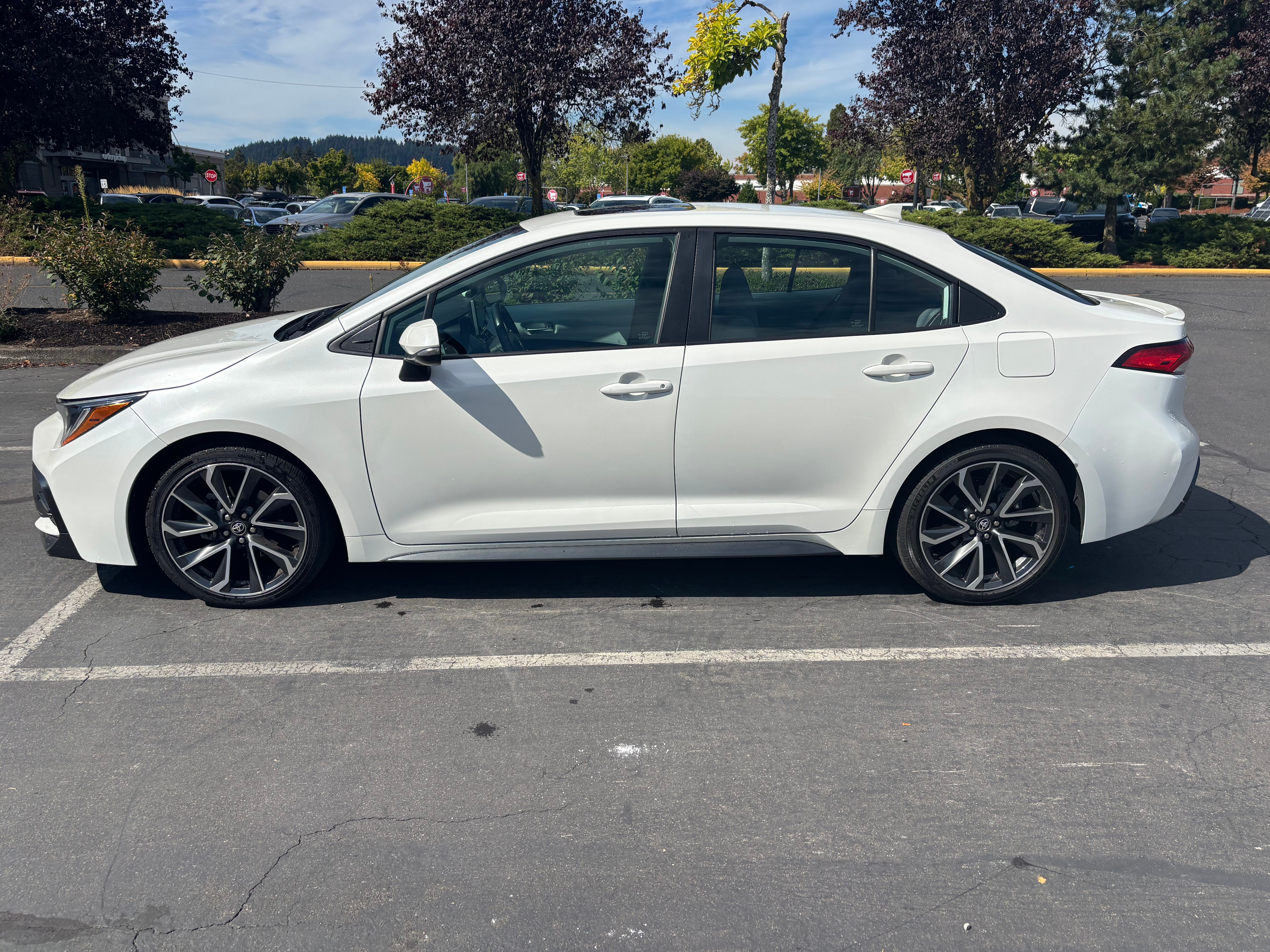 Used 2020 Toyota Corolla SE w/ SE Premium Package FWD image 2