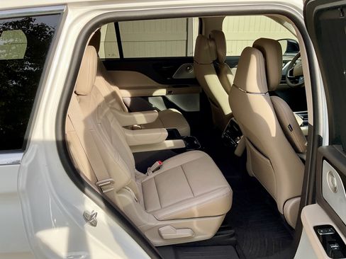 Used 2021 Lincoln Aviator Grand Touring w/ Equipment Group 302A AWD/4WD image 9