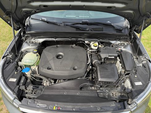 Used 2019 Volvo XC40 T5 Momentum image 25