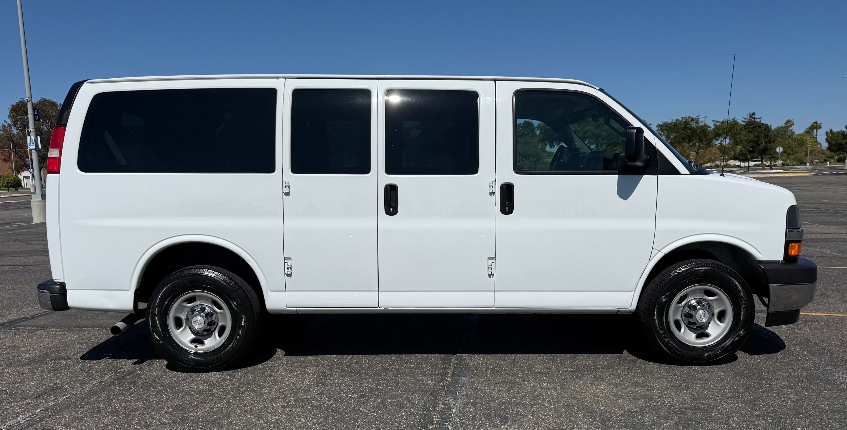Used 2017 Chevrolet Express 2500 LT w/ LT Preferred Equipment Group RWD image 5
