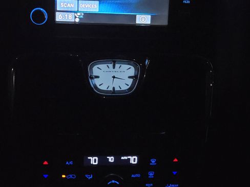 Used 2015 Chrysler Town & Country Touring image 14