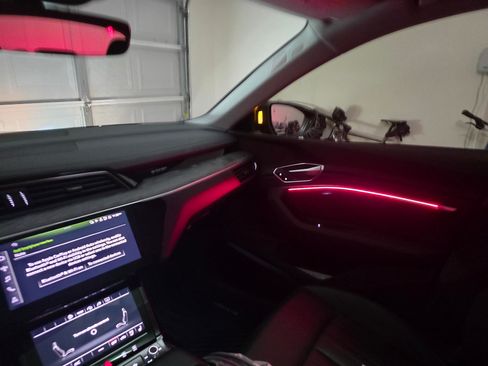 Used 2022 Audi e-tron Premium Plus w/ Premium Plus Package image 10