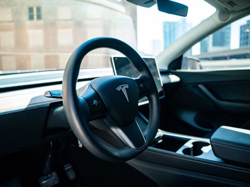 Used 2022 Tesla Model Y Long Range image 18