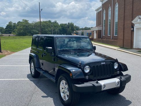 Used 2015 Jeep Wrangler Unlimited Sahara image 2