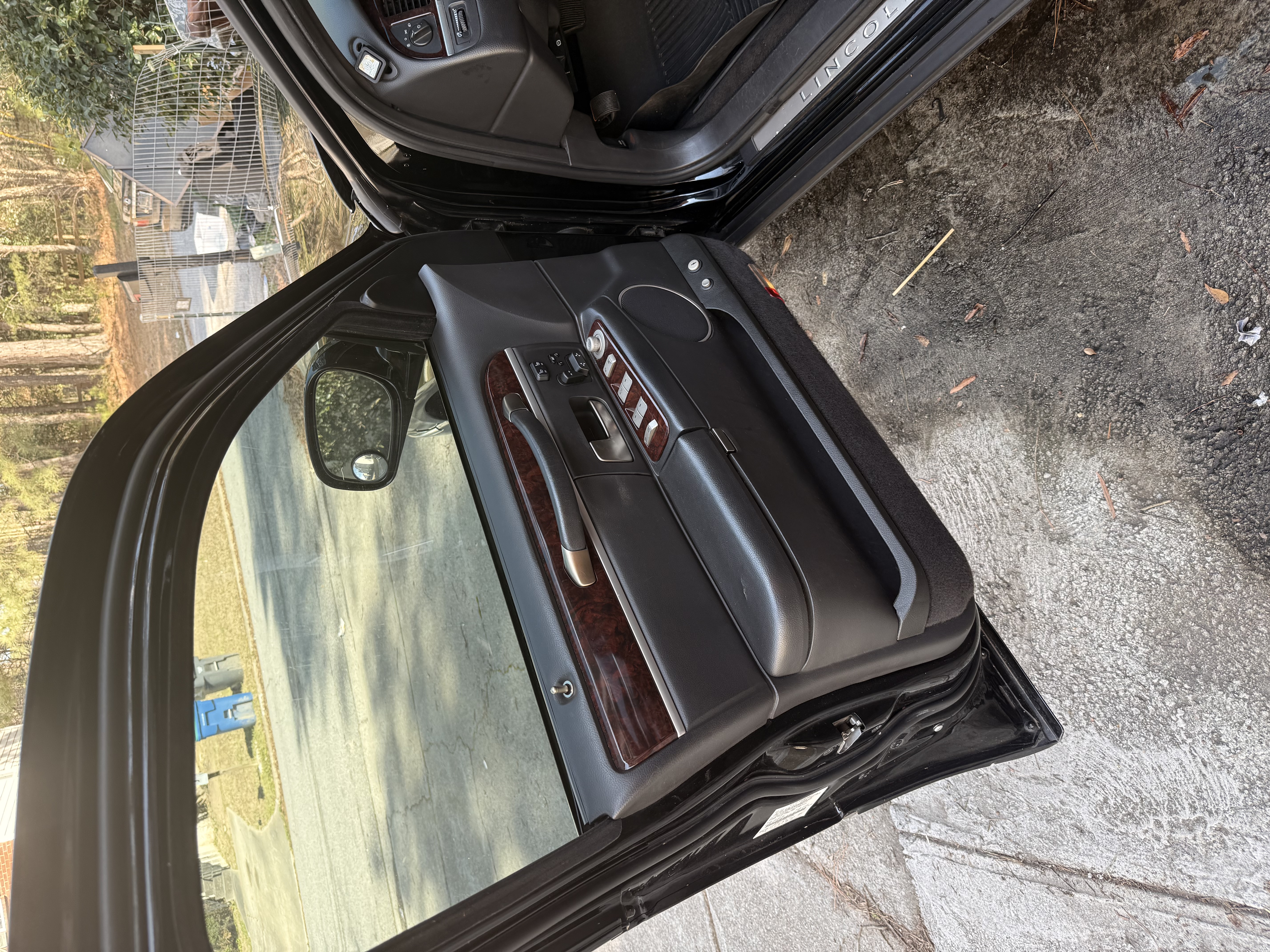 Used 2011 Lincoln Town Car Signature Limited RWD image 10