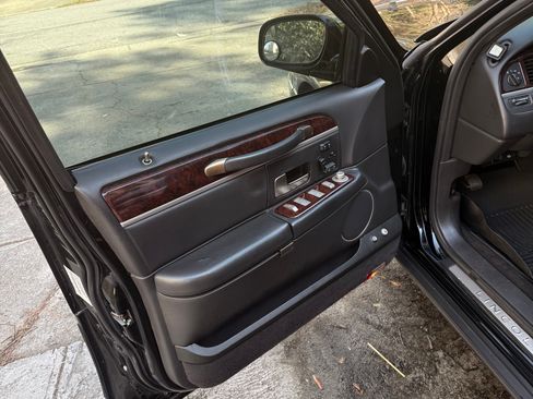 Used 2011 Lincoln Town Car Signature Limited image 10