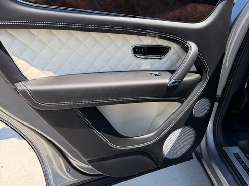 Used 2018 Bentley Bentayga Onyx Edition image 11