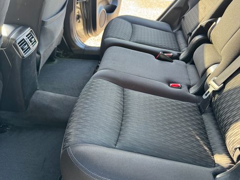 Used 2018 Nissan Rogue SV image 16