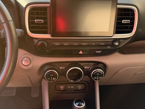 Used 2024 Hyundai Venue SEL image 9