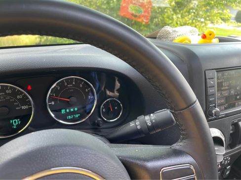 Used 2018 Jeep Wrangler Unlimited Rubicon w/ Connectivity Group image 10