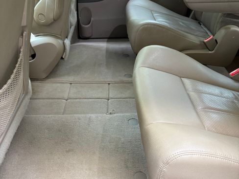 Used 2016 Chrysler Town & Country Touring-L FWD image 16