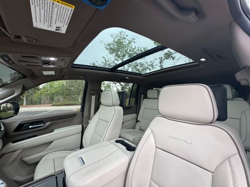 Used 2025 GMC Yukon XL Denali w/ Denali Reserve Package image 13