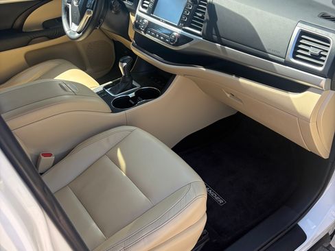 Used 2015 Toyota Highlander XLE AWD/4WD image 16