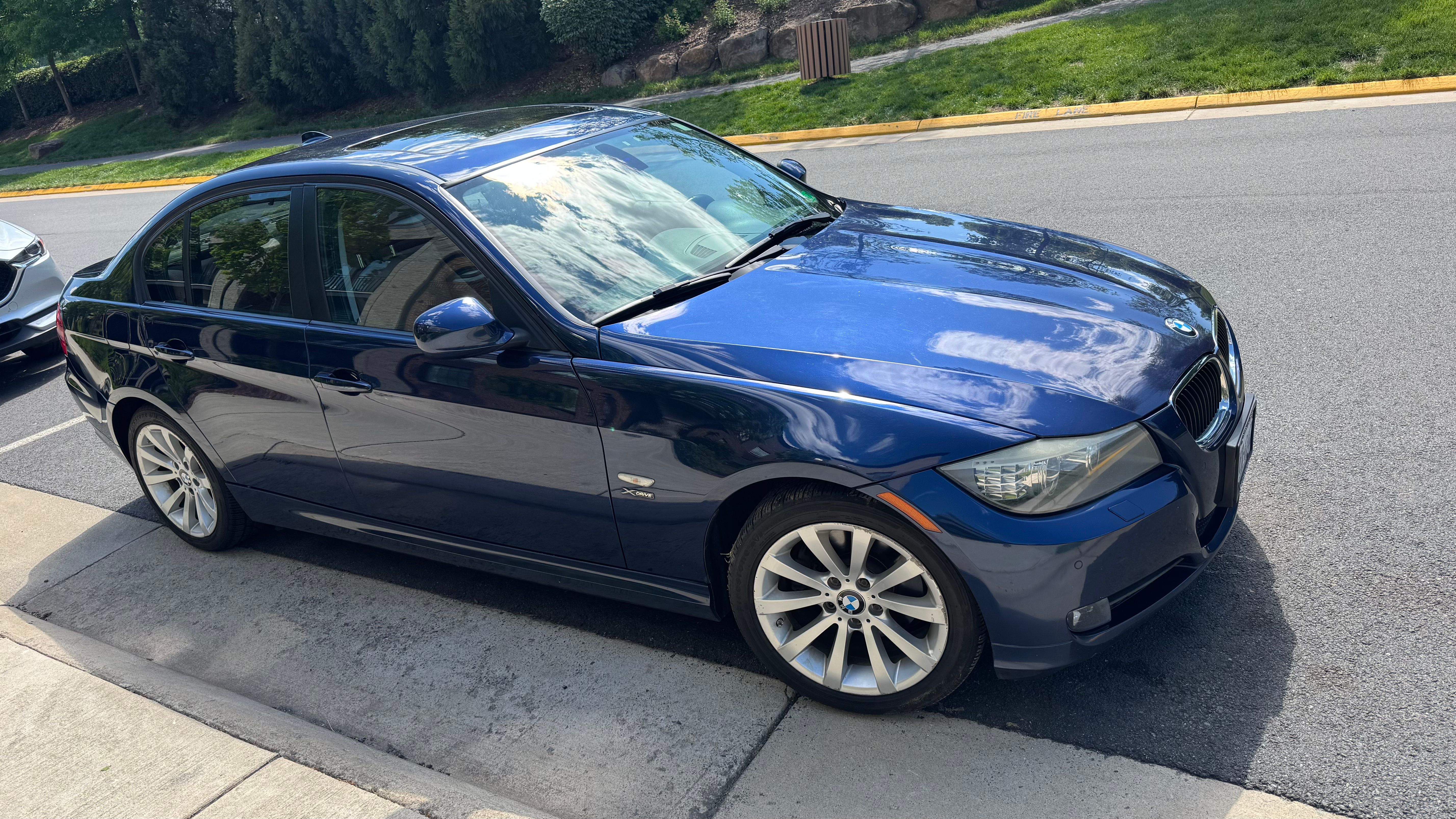 Used 2011 BMW 328i xDrive Sedan AWD/4WD image 4