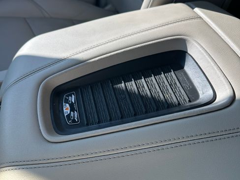 Used 2018 Cadillac Escalade Luxury RWD image 19