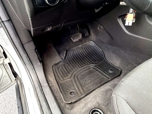 Used 2013 Ford Focus SE w/ SE Winter Pkg image 10