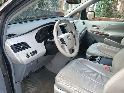 Used 2011 Toyota Sienna XLE w/ XLE Navigation Pkg image 4