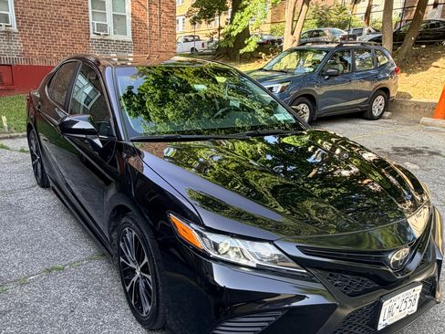 Used 2018 Toyota Camry SE FWD image 5