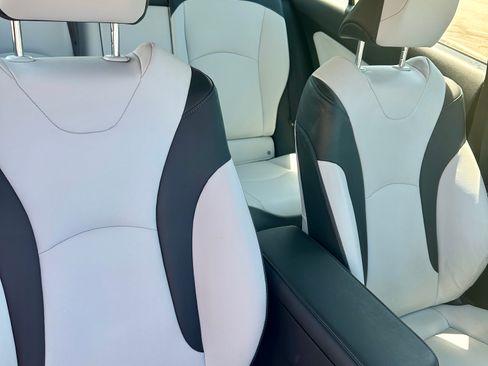 Used 2016 Toyota Prius Three Touring FWD image 10